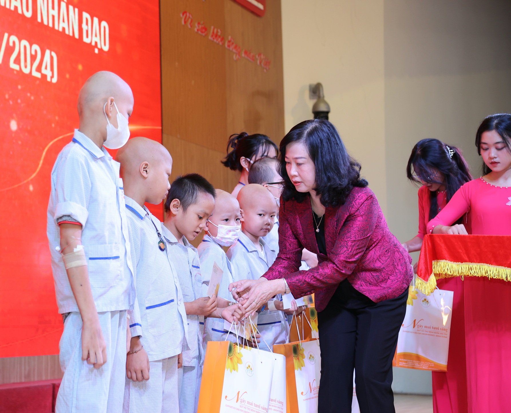 Bộ trưởng Đào Hồng Lan: Nhờ nguồn máu an toàn, chất lượng, ngành y tế đã triển khai thành công nhiều kỹ thuật mới - Ảnh 3.