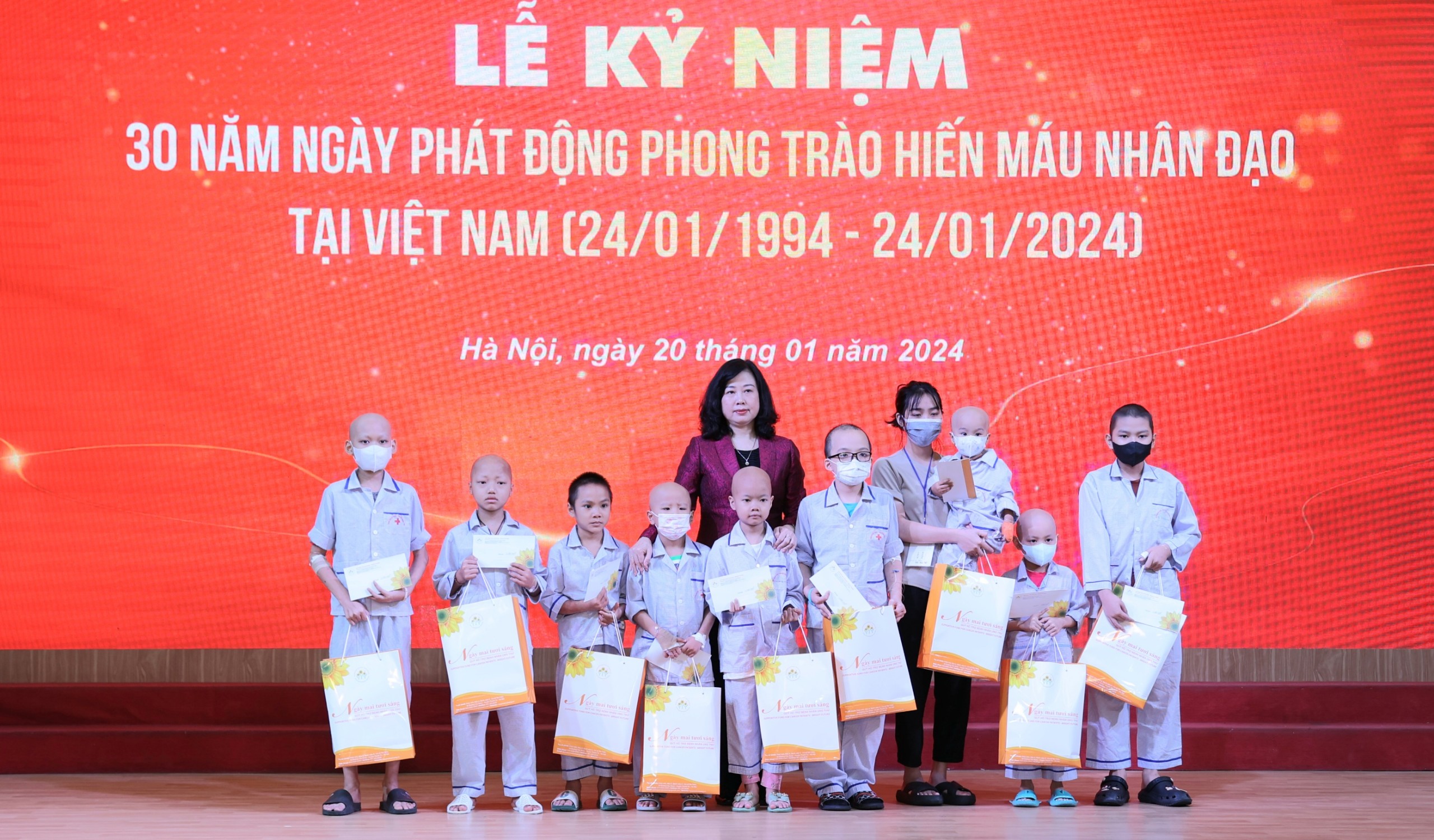 Bộ trưởng Đào Hồng Lan: Nhờ nguồn máu an toàn, chất lượng, ngành y tế đã triển khai thành công nhiều kỹ thuật mới - Ảnh 5.