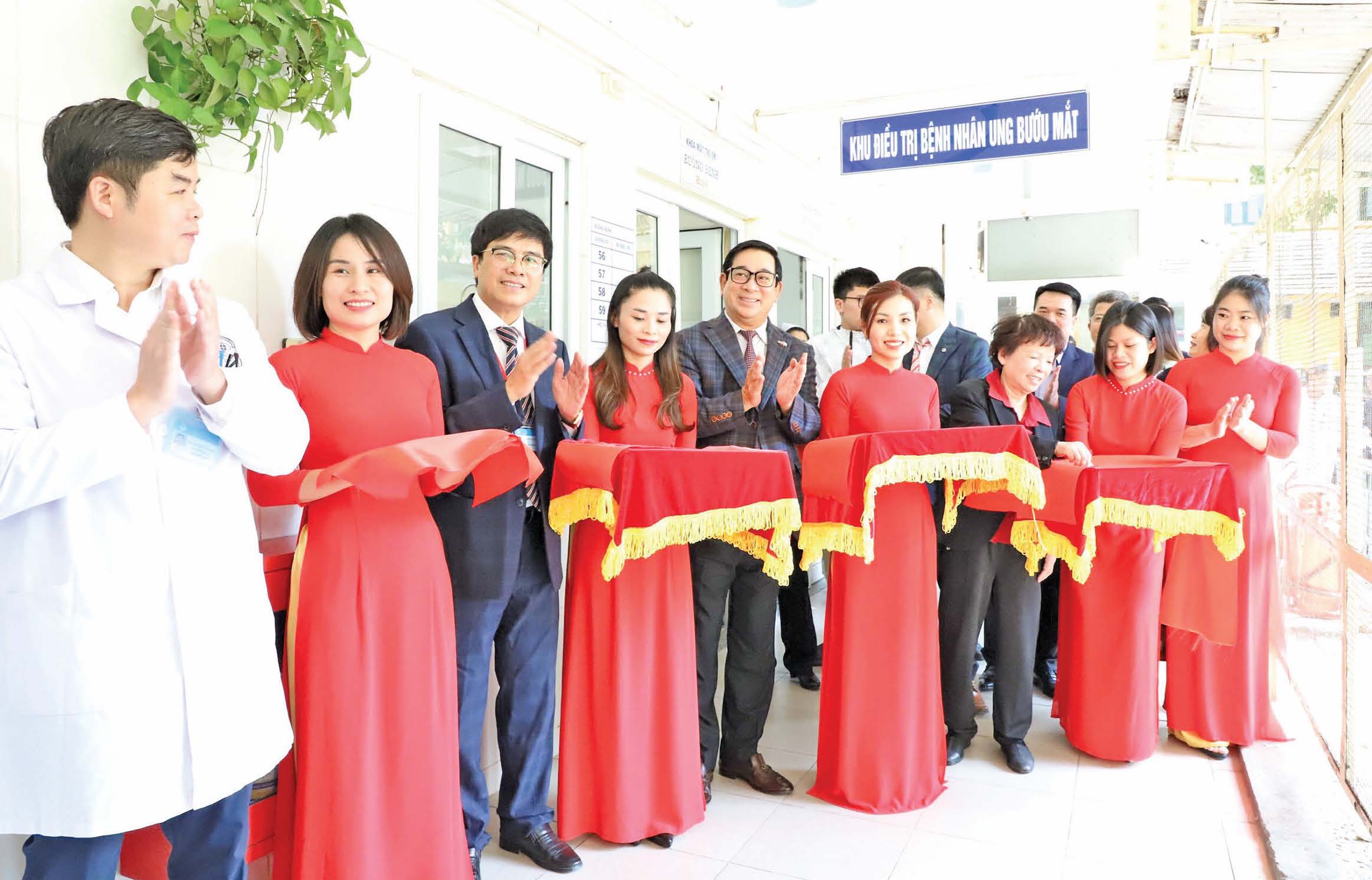 Bệnh viện Mắt Trung ương có đơn vị ung bướu mắt đầu tiên trong cả nước: Mở ra chân trời mới trong hành trình giữ lại nguồn sáng cho bệnh nhân- Ảnh 1. Bệnh viện Mắt Trung ương có đơn vị ung bướu mắt đầu tiên trong cả nước: Mở ra chân trời mới trong hành trình giữ lại nguồn sáng cho bệnh nhân- Ảnh 1.