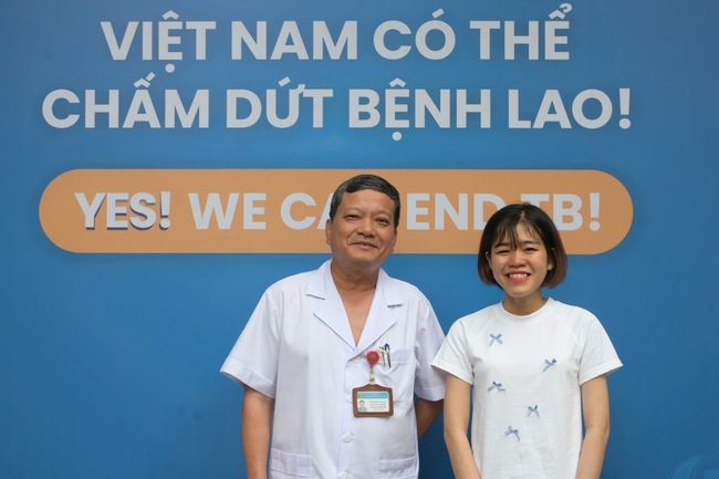 Bệnh nhân ghép 2 lá phổi vỡ òa hạnh phúc khi được ra viện: Điều em muốn làm nhất là được hát- Ảnh 1.