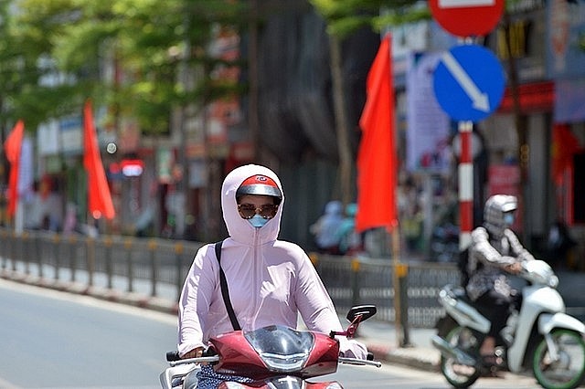 Những ngày nắng dài, nhiệt độ cao liên tục, cơ thể ra nhiều , dễ mất nước, kiệt sức gây nên đau đầu khó chịu. Ảnh minh họa