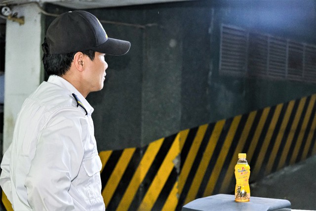 Nỗi lòng của người bảo vệ vào những ca trực đêm- Ảnh 1. Nỗi lòng của người bảo vệ vào những ca trực đêm- Ảnh 1.