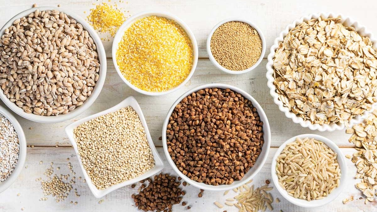 6 thay đổi trong chế độ ăn giúp tăng cường năng lượng tự nhiên- Ảnh 1. Tổng hợp các loại ngũ cốc nguyên hạt tốt cho sức khỏe dễ mua và dễ dùng