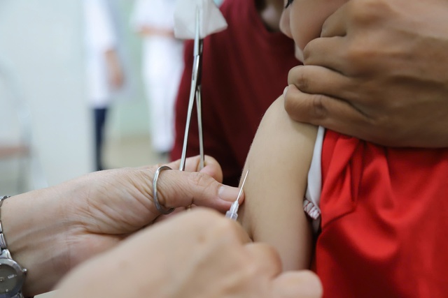 4 ngày làm việc xuyên lễ, gần 17.000 trẻ ở TPHCM đã được tiêm vaccine sởi - Ảnh 1.