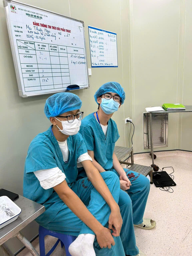 Học sinh Việt mang thông điệp yêu thương và hành động ý nghĩa đến cha mẹ trẻ hở hàm ếch nhân Tuần lễ Nâng cao Nhận thức về Kháng sinh (WAAW)- Ảnh 1. Học sinh Việt mang thông điệp yêu thương và hành động ý nghĩa đến cha mẹ trẻ hở hàm ếch nhân Tuần lễ Nâng cao Nhận thức về Kháng sinh (WAAW)- Ảnh 1.