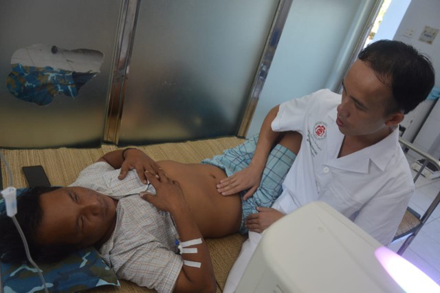 Quân y Đảo Trường Sa 2 ngày cứu 4 ngư dân- Ảnh 1. Quân y Đảo Trường Sa 2 ngày cứu 4 ngư dân- Ảnh 1.