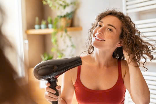Làm sao giữ tóc phồng cả ngày mà không xẹp?- Ảnh 1. Làm sao giữ tóc phồng cả ngày mà không xẹp?- Ảnh 1.