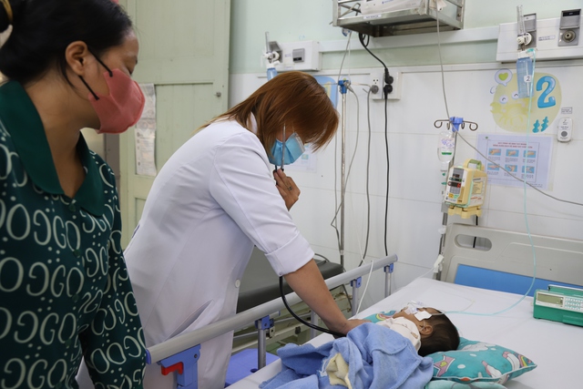 Bệnh truyền nhiễm gia tăng ở phía Nam, sởi và sốt xuất huyết diễn biến phức tạp- Ảnh 1. Bệnh truyền nhiễm gia tăng ở phía Nam, sởi và sốt xuất huyết diễn biến phức tạp- Ảnh 1.