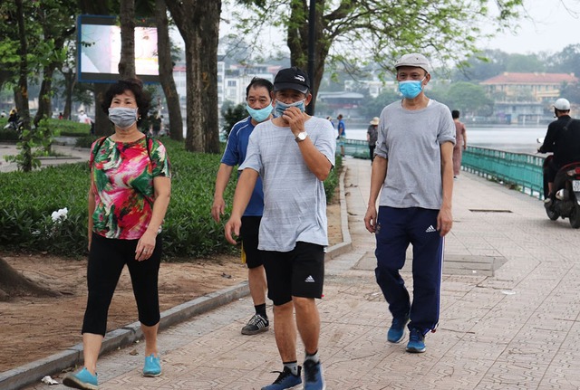 Người cao tuổi giữ sức khoẻ như thế nào trước làn sóng Covid-19 mới?- Ảnh 1. Người cao tuổi giữ sức khoẻ như thế nào trước làn sóng Covid-19 mới?- Ảnh 1.