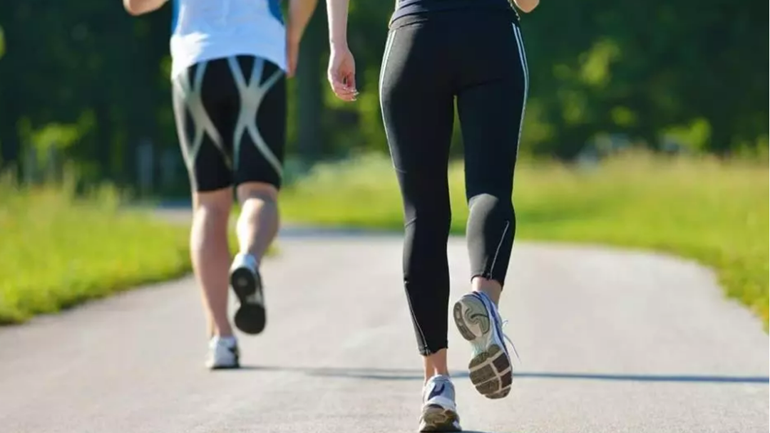 5 bài tập giúp kiểm soát huyết áp và cholesterol một cách tự nhiên- Ảnh 1. đi bộ nhanh
