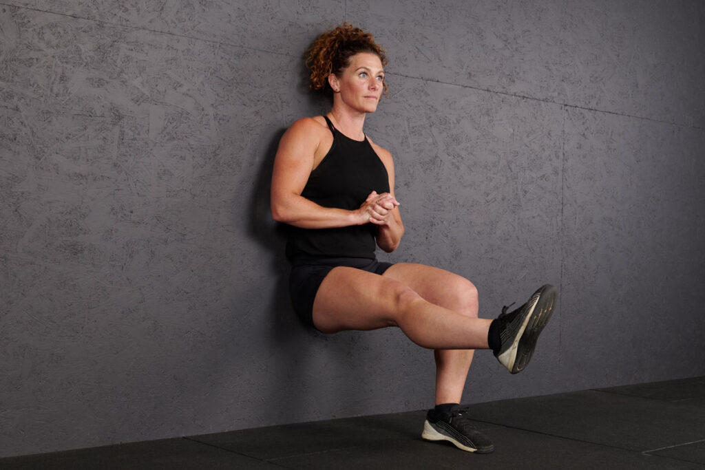 5 bài tập bodyweigth giúp đôi chân thon gọn, săn chắc- Ảnh 1. 12 Amazing Wall Sit Variations | Mirafit