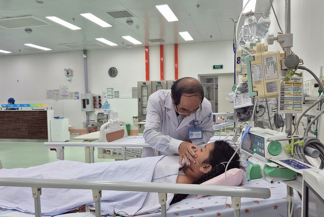 Kịp thời cứu sống bé gái mất máu nghiêm trọng vì sốt xuất huyết- Ảnh 1. Kịp thời cứu sống bé gái mất máu nghiêm trọng vì sốt xuất huyết- Ảnh 1.