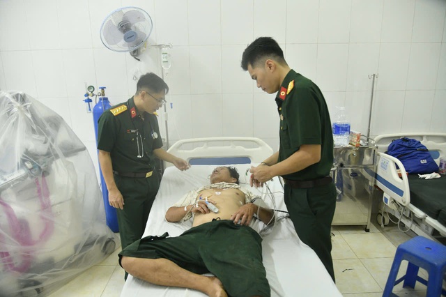 Quân y đảo Nam Yết cấp cứu ngư dân bị đột quỵ trên biển- Ảnh 1. Quân y đảo Nam Yết cấp cứu ngư dân bị đột quỵ trên biển- Ảnh 1.