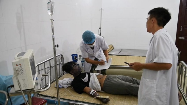 Quân y đảo Sơn Ca cứu ngư dân bị thuỷ đậu giai đoạn toàn phát, nốt phỏng rải rác toàn thân- Ảnh 1. Quân y đảo Sơn Ca cứu ngư dân bị thuỷ đậu giai đoạn toàn phát, nốt phỏng rải rác toàn thân- Ảnh 1.