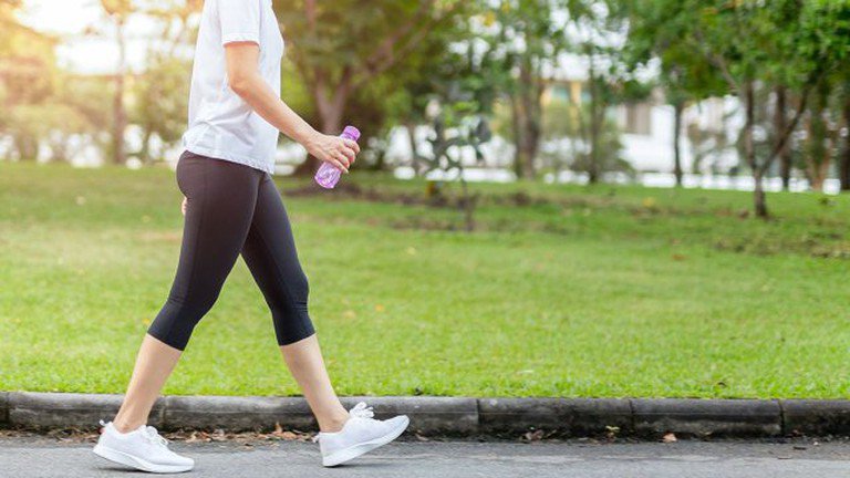 Những người mắc bệnh mạn tính như tiểu đường, huyết áp, béo phì và người cao tuổi ngoài việc dùng thuốc điều trị thì đi bộ là một hoạt động thường nhật không thể thiếu được. Những người mắc bệnh mạn tính như tiểu đường, huyết áp, béo phì và người cao tuổi ngoài việc dùng thuốc điều trị thì đi bộ là một hoạt động thường nhật không thể thiếu được.