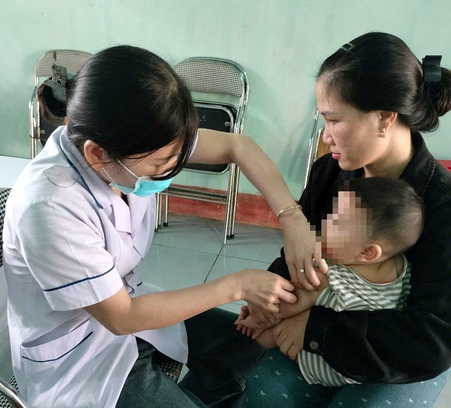 Chiến dịch tiêm vaccine sởi ở Hà Tĩnh: Gần 10.000 trẻ em được bảo vệ- Ảnh 1. Chiến dịch tiêm vaccine sởi ở Hà Tĩnh: Gần 10.000 trẻ em được bảo vệ- Ảnh 1.