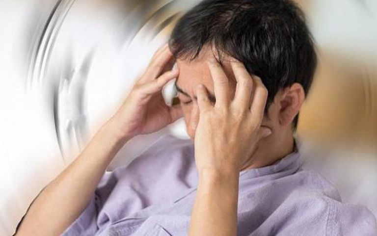 Hoa mắt chóng mặt, chóng mặt, đau đầu là triệu chứng điển hình của thiếu máu não. Hoa mắt chóng mặt, chóng mặt, đau đầu là triệu chứng điển hình của thiếu máu não.