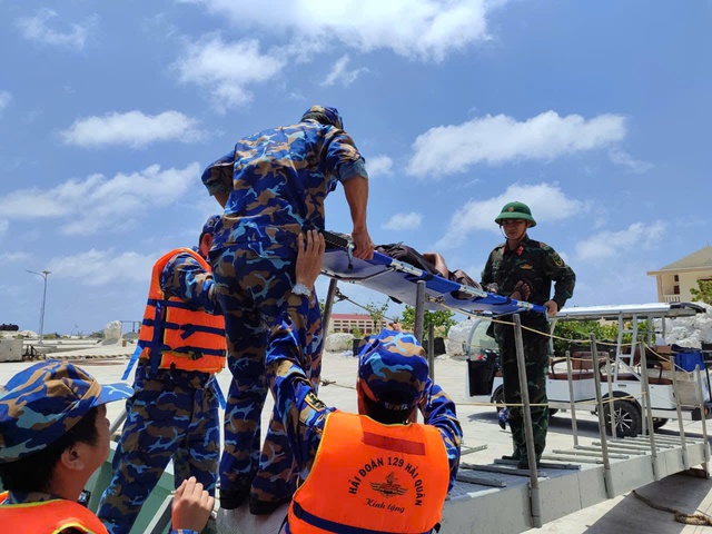 Tàu hải quân vượt sóng lớn đưa 2 ngư dân bị bệnh nặng trên biển vào đất liền- Ảnh 1. Tàu hải quân vượt sóng lớn đưa 2 ngư dân bị bệnh nặng trên biển vào đất liền- Ảnh 1.