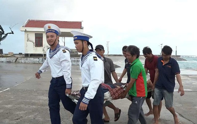 Quân y đảo Song Tử Tây cấp cứu ngư dân ngã từ độ cao 3 mét xuống mạn tàu- Ảnh 1. Quân y đảo Song Tử Tây cấp cứu ngư dân ngã từ độ cao 3 mét xuống mạn tàu- Ảnh 1.