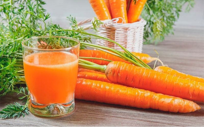 5 loại thực phẩm giúp cơ thể phục hồi sau khi bị cháy nắng- Ảnh 1. Những lợi ích khi uống nước ép nghệ và cà rốt