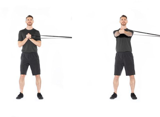 3 bài tập tăng sức mạnh cốt lõi nhanh hơn plank- Ảnh 2. Bài tập chống xoay người bằng dây kháng lực hoặc bài tập đẩy Pallof trong phòng tập thể dục