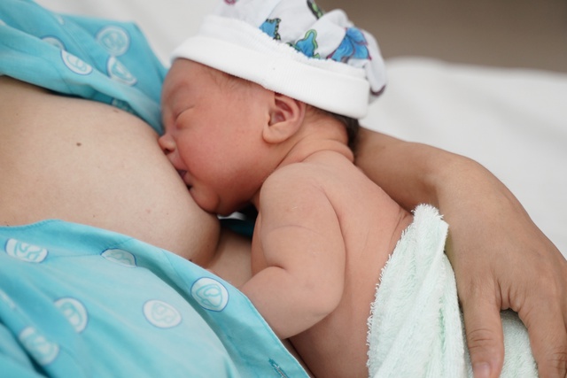 Kỹ thuật cho trẻ bú đúng: Hướng dẫn đầy đủ giúp mẹ nuôi con khỏe mạnh- Ảnh 2. Kỹ thuật cho trẻ bú đúng: Hướng dẫn đầy đủ giúp mẹ nuôi con khỏe mạnh- Ảnh 2.