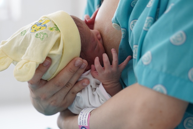 Các khó khăn thường gặp khi nuôi con bằng sữa mẹ và giải pháp khắc phục- Ảnh 2. Các khó khăn thường gặp khi nuôi con bằng sữa mẹ và giải pháp khắc phục- Ảnh 2.
