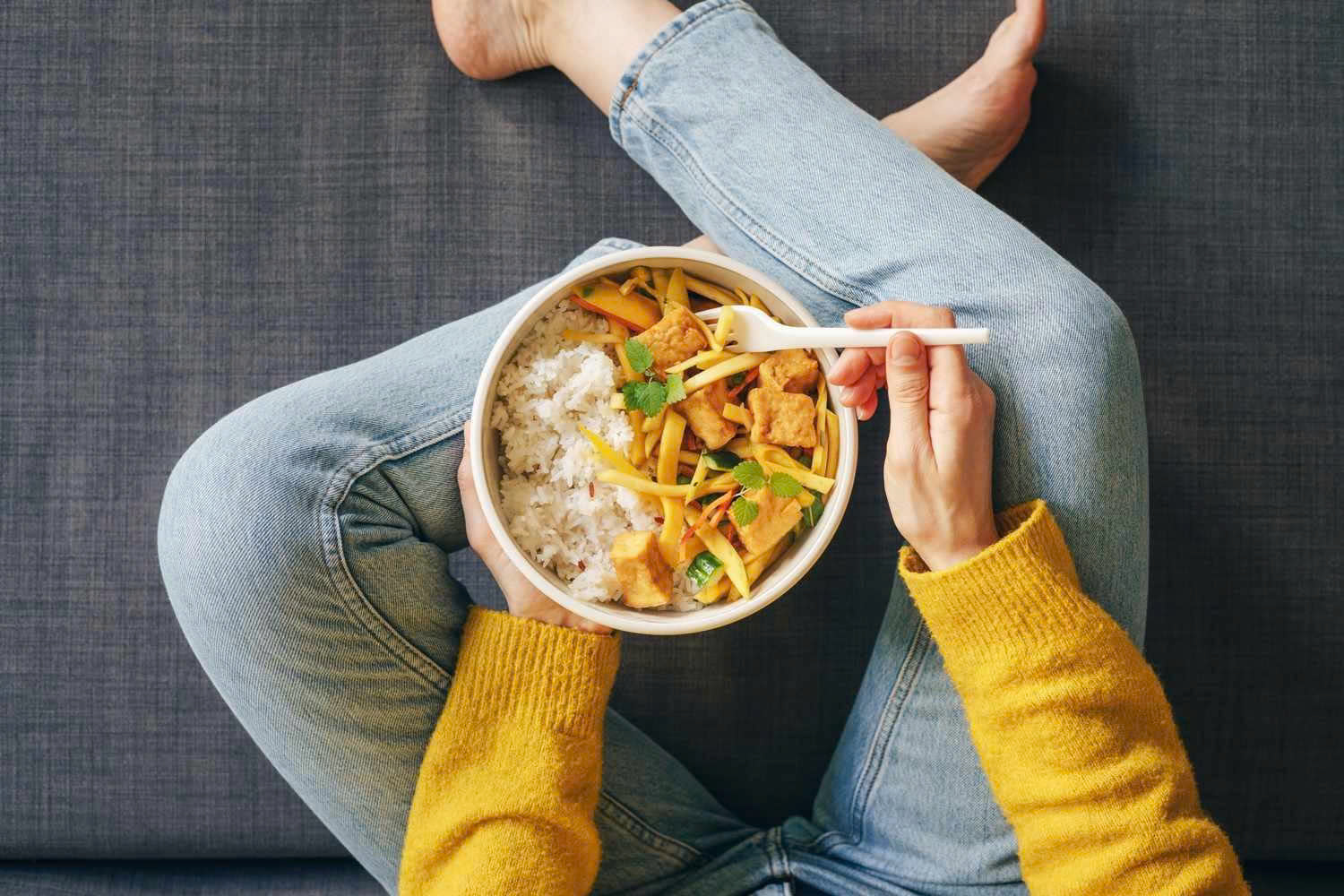Ăn cơm trưa thế nào để không buồn ngủ và không tăng cân?- Ảnh 1. Ăn cơm trưa thế nào để không buồn ngủ và không tăng cân?- Ảnh 1.