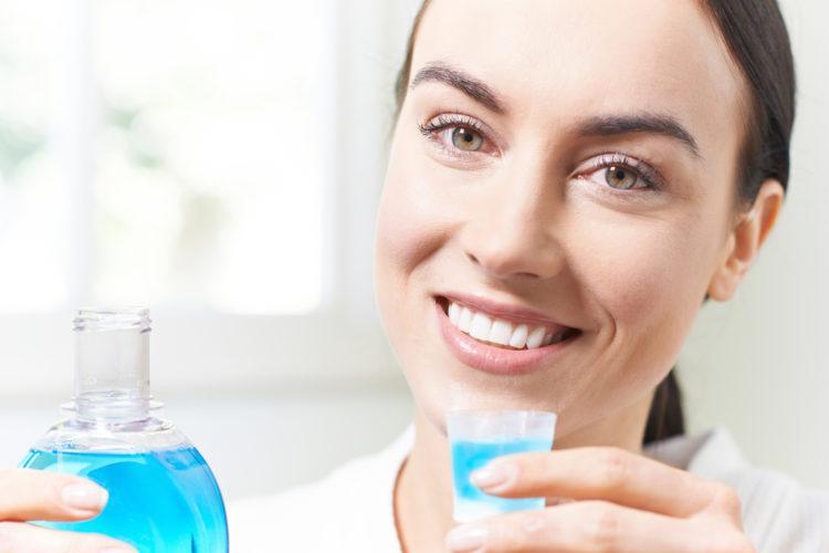 Nước súc miệng: 'Trợ thủ đắc lực' hay 'con dao hai lưỡi'?- Ảnh 1. Nước súc miệng: 'Trợ thủ đắc lực' hay 'con dao hai lưỡi'?- Ảnh 1.