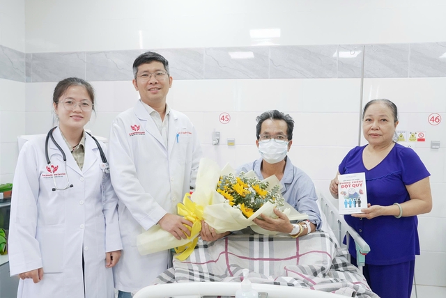 Bác sĩ bị ngưng tim, ngưng thở 2 lần được đồng nghiệp
cứu sống ngoạn mục- Ảnh 1. Bác sĩ bị ngưng tim, ngưng thở 2 lần được đồng nghiệp
cứu sống ngoạn mục- Ảnh 1.